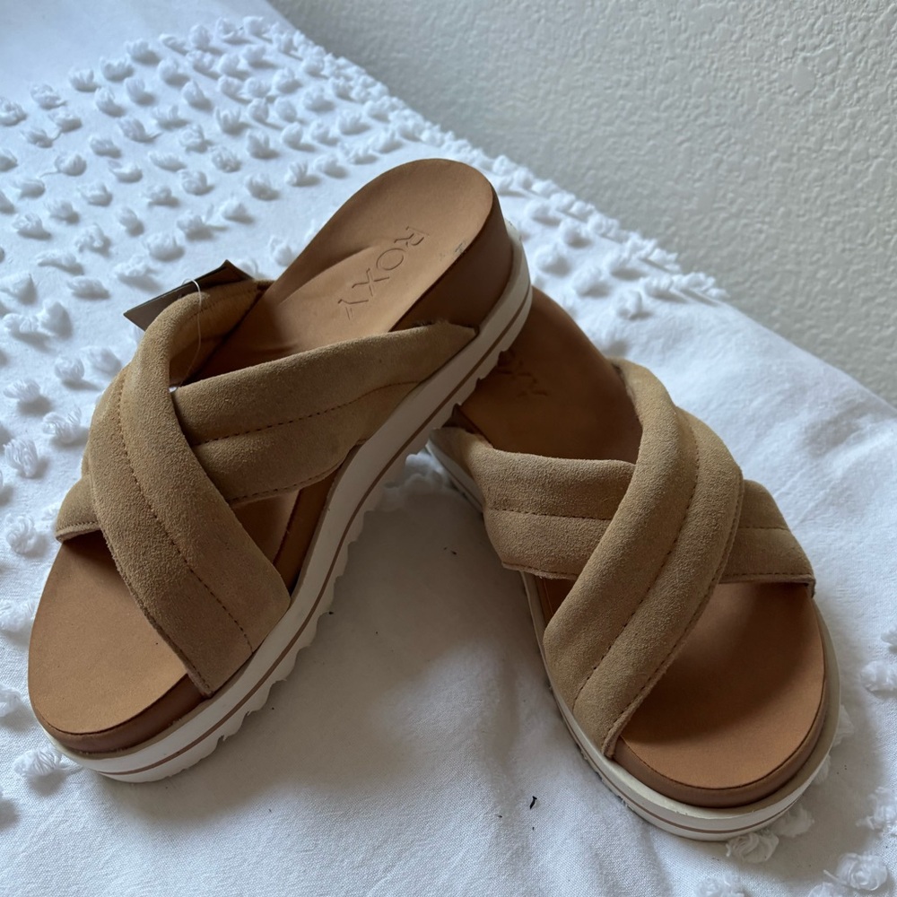 Roxy Tan Sandals for Effortless Style